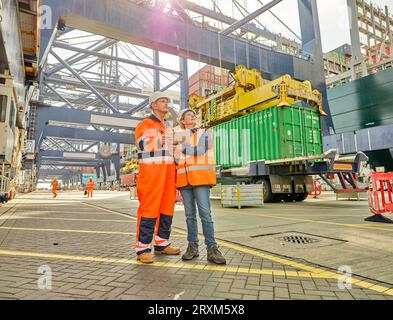 Hafenarbeiter mit Tablet-PCS am Hafen von Felixstowe, England Stockfoto
