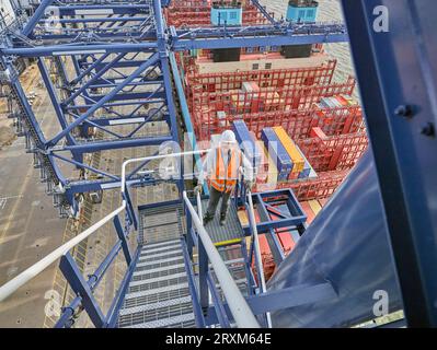 Dock worker klettern Schritte der Kran Stockfoto
