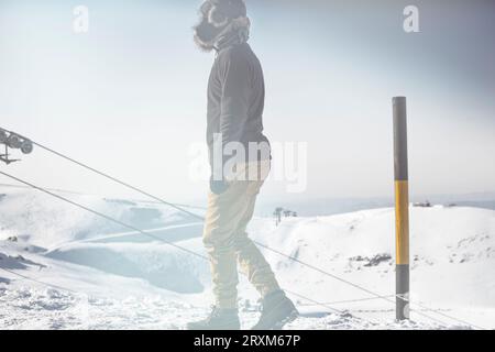 Mann in ushanka bei Ski Gebiet in Spanien Stockfoto