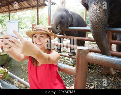 Junge Frau von selfie neben Elefanten in Ko Samui, Thailand Stockfoto