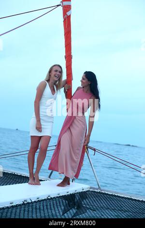 Junge Frauen tragen Kleider auf Yachtcharter bei Sonnenuntergang Stockfoto