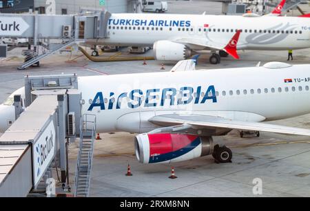 ISTANBUL - 16. Jänner: Flugzeug mit AIR SERBIA-Logo an der Oberfläche vor dem Flug am Flughafen Istanbul am 16. Januar. 2023 in der Türkei Stockfoto