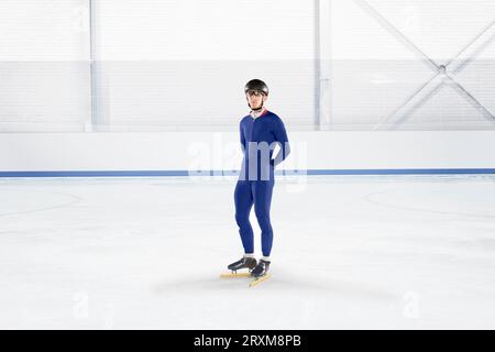 Geschwindigkeit Skater in der blauen Uniform im Eisstadion Stockfoto
