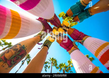 Low Angle View von angehobenen Beine der Frauen in Rollschuhen Stockfoto