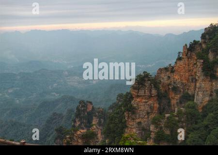 Entdecken Sie die Ruhe, während grünes Gras die majestätischen langen Berge unter Chinas atemberaubendem blauen Himmel bedeckt. Stockfoto