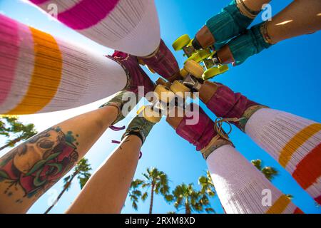 Low Angle View von angehobenen Beine der Frauen in Rollschuhen Stockfoto