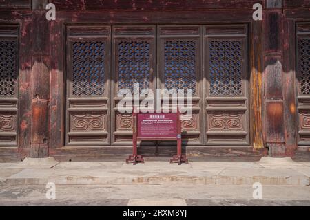 Zunhua City, China - 8. April 2023: Hölzernes Fenstergitter von Cixi Long'en Hall, Nordchina Stockfoto