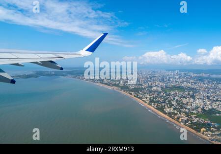 Flugzeug während des Starts über Mumbai und Meer an warmen Sommertagen Stockfoto