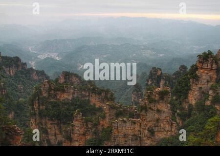 Entdecken Sie die Ruhe, während grünes Gras die majestätischen langen Berge unter Chinas atemberaubendem blauen Himmel bedeckt. Stockfoto