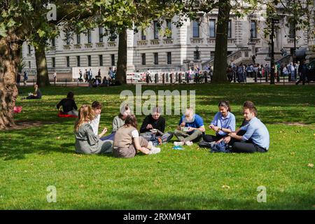 London UK. 26. September 2023. Die Menschen entspannen sich in der Herbstsonne im Saint Jame Park im Südwesten Londons an einem warmen Tag in London, da die Temperaturen 22 °C erreichen, bevor strom Agnes ankommt, der das britische Festland mit starkem Regen und starken Winden treffen wird . Credit amer ghazzal/Alamy Live News Stockfoto