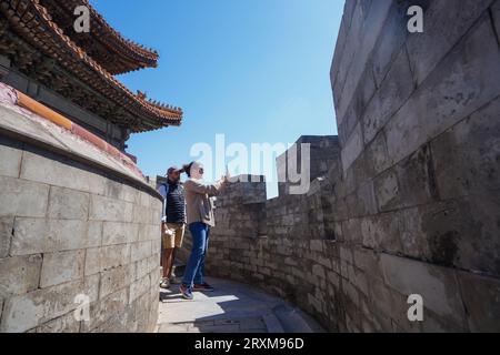 Zunhua City, China - 8. April 2023: Touristen besuchen das Landschaftsgebiet Qingdongling, Nordchina Stockfoto