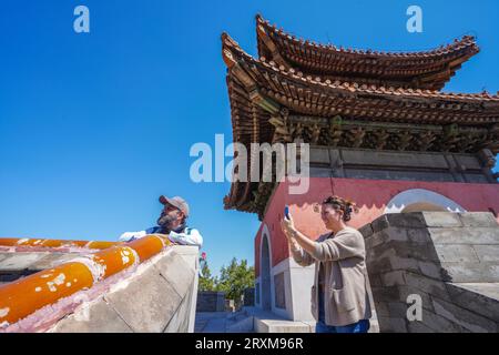 Zunhua City, China - 8. April 2023: Touristen besuchen das Landschaftsgebiet Qingdongling, Nordchina Stockfoto