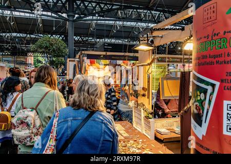 Besucher besuchen Marktstände am Old Spitalfields Market, London E1 Stockfoto