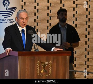 Jerusalem, Israel. September 2023 26. Der israelische Premierminister Benjamin Netanyahu spricht bei der Gedenkfeier anlässlich des 50. Jahrestages des Jom-Kippur-Krieges in der Hall of Remembrance am Mt. Militärfriedhof Herzl in Jerusalem, Dienstag, 26. September 2023. Foto von Debbie Hill/Credit: UPI/Alamy Live News Stockfoto