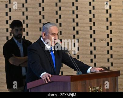 Jerusalem, Israel. September 2023 26. Der israelische Premierminister Benjamin Netanyahu spricht bei der Gedenkfeier anlässlich des 50. Jahrestages des Jom-Kippur-Krieges in der Hall of Remembrance am Mt. Militärfriedhof Herzl in Jerusalem, Dienstag, 26. September 2023. Foto von Debbie Hill/Credit: UPI/Alamy Live News Stockfoto