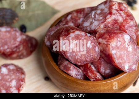 Kalbfleisch-Trockenwurst beim Schneiden, Zubereitung von Snacks aus Kalbfleisch-Trockenwurst Stockfoto