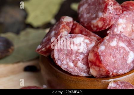 Kalbfleisch-Trockenwurst beim Schneiden, Zubereitung von Snacks aus Kalbfleisch-Trockenwurst Stockfoto