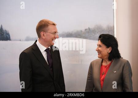 RIGA, Lettland. September 2023 26. Der lettische Präsident Edgars Rinkevics (L) trifft sich mit Salome Zourabichvili (R), dem Präsidenten Georgiens. Quelle: Gints Ivuskans/Alamy Live News Stockfoto