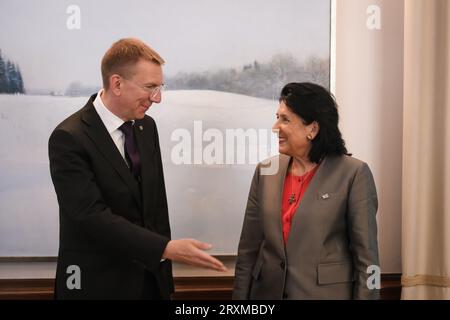 RIGA, Lettland. September 2023 26. Der lettische Präsident Edgars Rinkevics (L) trifft sich mit Salome Zourabichvili (R), dem Präsidenten Georgiens. Quelle: Gints Ivuskans/Alamy Live News Stockfoto