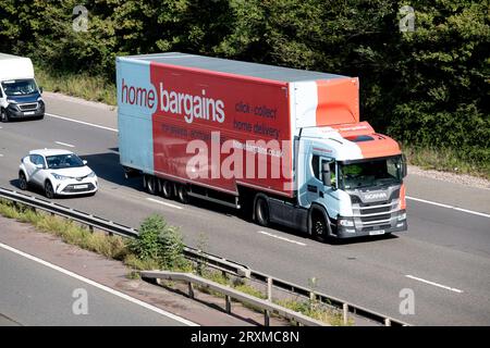 Home Schnäppchen Lkw auf der Autobahn M40, Warwickshire, Großbritannien Stockfoto