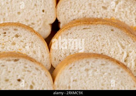 Weiches französisches Baguette aus Weizenmehl, frisch geschnittenes Baguette für die Zubereitung von Snacks Stockfoto