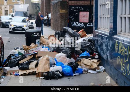 Whitechapel, London, Großbritannien. 26. September 2023. Vom 18. September bis zum 1. Oktober streiken die Müllversorger des Tower Hamlets Council und Straßenreiniger. Quelle: Matthew Chattle/Alamy Live News Stockfoto