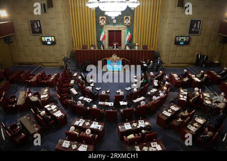 Teheran, Iran. September 2023 26. Mitglieder der iranischen einflussreichen Expertenversammlung nehmen an einer Sitzung im alten iranischen Parlamentsgebäude in der Innenstadt von Teheran Teil. Die Sachverständigenversammlung im Iran ist ein Leitungsorgan, das sich aus 88 Mitgliedern zusammensetzt, die vom Volk gewählt werden. Seine Hauptaufgabe besteht darin, den Obersten Führer Irans auszuwählen und zu überwachen. Quelle: ZUMA Press, Inc./Alamy Live News Stockfoto