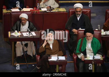Teheran, Iran. September 2023 26. Mitglieder der iranischen einflussreichen Expertenversammlung nehmen an einer Sitzung im alten iranischen Parlamentsgebäude in der Innenstadt von Teheran Teil. Die Sachverständigenversammlung im Iran ist ein Leitungsorgan, das sich aus 88 Mitgliedern zusammensetzt, die vom Volk gewählt werden. Seine Hauptaufgabe besteht darin, den Obersten Führer Irans auszuwählen und zu überwachen. Quelle: ZUMA Press, Inc./Alamy Live News Stockfoto