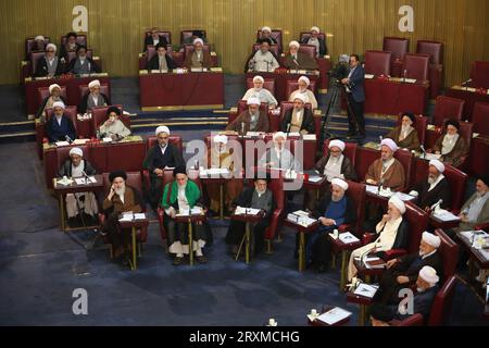 Teheran, Iran. September 2023 26. Mitglieder der iranischen einflussreichen Expertenversammlung nehmen an einer Sitzung im alten iranischen Parlamentsgebäude in der Innenstadt von Teheran Teil. Die Sachverständigenversammlung im Iran ist ein Leitungsorgan, das sich aus 88 Mitgliedern zusammensetzt, die vom Volk gewählt werden. Seine Hauptaufgabe besteht darin, den Obersten Führer Irans auszuwählen und zu überwachen. Quelle: ZUMA Press, Inc./Alamy Live News Stockfoto