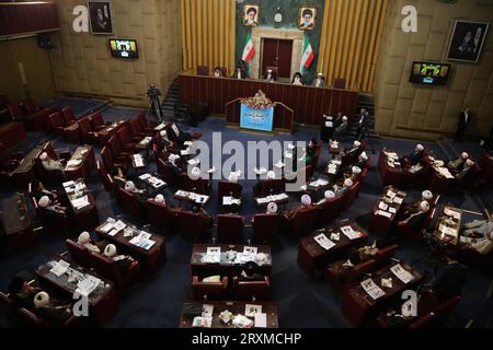 Teheran, Iran. September 2023 26. Mitglieder der iranischen einflussreichen Expertenversammlung nehmen an einer Sitzung im alten iranischen Parlamentsgebäude in der Innenstadt von Teheran Teil. Die Sachverständigenversammlung im Iran ist ein Leitungsorgan, das sich aus 88 Mitgliedern zusammensetzt, die vom Volk gewählt werden. Seine Hauptaufgabe besteht darin, den Obersten Führer Irans auszuwählen und zu überwachen. Quelle: ZUMA Press, Inc./Alamy Live News Stockfoto