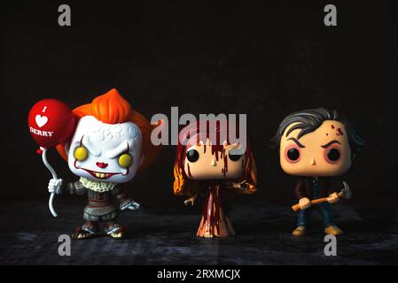 Funko-POP-Vinyl-Figuren von Pennywise, Carrie und Jack Torrance aus Stephen King-Büchern über Grunge-Hintergrund. Illustrativer Edito Stockfoto