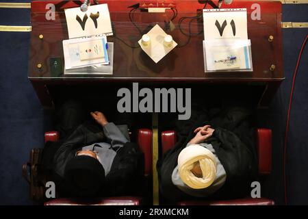 Teheran, Iran. September 2023 26. Mitglieder der iranischen einflussreichen Expertenversammlung nehmen an einer Sitzung im alten iranischen Parlamentsgebäude in der Innenstadt von Teheran Teil. Die Sachverständigenversammlung im Iran ist ein Leitungsorgan, das sich aus 88 Mitgliedern zusammensetzt, die vom Volk gewählt werden. Seine Hauptaufgabe besteht darin, den Obersten Führer Irans auszuwählen und zu überwachen. Quelle: ZUMA Press, Inc./Alamy Live News Stockfoto