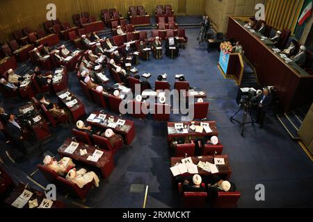 Teheran, Iran. September 2023 26. Mitglieder der iranischen einflussreichen Expertenversammlung nehmen an einer Sitzung im alten iranischen Parlamentsgebäude in der Innenstadt von Teheran Teil. Die Sachverständigenversammlung im Iran ist ein Leitungsorgan, das sich aus 88 Mitgliedern zusammensetzt, die vom Volk gewählt werden. Seine Hauptaufgabe besteht darin, den Obersten Führer Irans auszuwählen und zu überwachen. Quelle: ZUMA Press, Inc./Alamy Live News Stockfoto