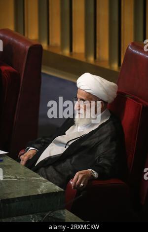 Teheran, Iran. September 2023 26. AHMAD JANNATI, Leiter der einflussreichen Expertenversammlung des Iran, nimmt an einer Sitzung im alten iranischen Parlamentsgebäude in der Innenstadt von Teheran Teil. Die Sachverständigenversammlung im Iran ist ein Leitungsorgan, das sich aus 88 Mitgliedern zusammensetzt, die vom Volk gewählt werden. Seine Hauptaufgabe besteht darin, den Obersten Führer Irans auszuwählen und zu überwachen. Quelle: ZUMA Press, Inc./Alamy Live News Stockfoto