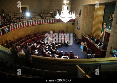 Teheran, Iran. September 2023 26. Mitglieder der iranischen einflussreichen Expertenversammlung nehmen an einer Sitzung im alten iranischen Parlamentsgebäude in der Innenstadt von Teheran Teil. Die Sachverständigenversammlung im Iran ist ein Leitungsorgan, das sich aus 88 Mitgliedern zusammensetzt, die vom Volk gewählt werden. Seine Hauptaufgabe besteht darin, den Obersten Führer Irans auszuwählen und zu überwachen. Quelle: ZUMA Press, Inc./Alamy Live News Stockfoto