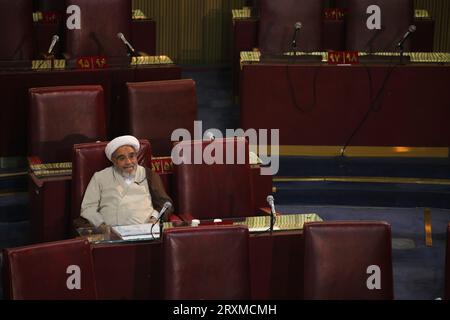 Teheran, Iran. September 2023 26. Ein Mitglied der iranischen einflussreichen Expertenversammlung nimmt an einer Sitzung im alten iranischen Parlamentsgebäude in der Innenstadt von Teheran Teil. Die Sachverständigenversammlung im Iran ist ein Leitungsorgan, das sich aus 88 Mitgliedern zusammensetzt, die vom Volk gewählt werden. Seine Hauptaufgabe besteht darin, den Obersten Führer Irans auszuwählen und zu überwachen. Quelle: ZUMA Press, Inc./Alamy Live News Stockfoto