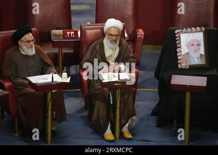 Teheran, Iran. September 2023 26. Mitglieder der iranischen einflussreichen Expertenversammlung nehmen an einer Sitzung im alten iranischen Parlamentsgebäude in der Innenstadt von Teheran Teil. Die Sachverständigenversammlung im Iran ist ein Leitungsorgan, das sich aus 88 Mitgliedern zusammensetzt, die vom Volk gewählt werden. Seine Hauptaufgabe besteht darin, den Obersten Führer Irans auszuwählen und zu überwachen. Quelle: ZUMA Press, Inc./Alamy Live News Stockfoto