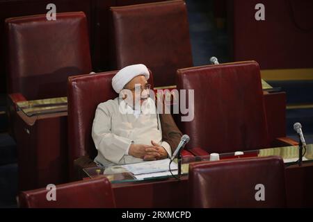 Teheran, Iran. September 2023 26. Ein Mitglied der iranischen einflussreichen Expertenversammlung nimmt an einer Sitzung im alten iranischen Parlamentsgebäude in der Innenstadt von Teheran Teil. Die Sachverständigenversammlung im Iran ist ein Leitungsorgan, das sich aus 88 Mitgliedern zusammensetzt, die vom Volk gewählt werden. Seine Hauptaufgabe besteht darin, den Obersten Führer Irans auszuwählen und zu überwachen. Quelle: ZUMA Press, Inc./Alamy Live News Stockfoto
