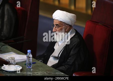 Teheran, Iran. September 2023 26. Ayatollah AHMAD JANNATI, Leiter der einflussreichen Expertenversammlung des Iran, spricht zu einer Sitzung im alten iranischen Parlamentsgebäude in der Innenstadt von Teheran. Die Sachverständigenversammlung im Iran ist ein Leitungsorgan, das sich aus 88 Mitgliedern zusammensetzt, die vom Volk gewählt werden. Seine Hauptaufgabe besteht darin, den Obersten Führer Irans auszuwählen und zu überwachen. Quelle: ZUMA Press, Inc./Alamy Live News Stockfoto