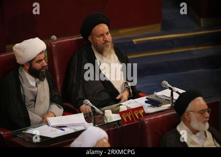 Teheran, Iran. September 2023 26. Mitglieder der iranischen einflussreichen Expertenversammlung nehmen an einer Sitzung im alten iranischen Parlamentsgebäude in der Innenstadt von Teheran Teil. Die Sachverständigenversammlung im Iran ist ein Leitungsorgan, das sich aus 88 Mitgliedern zusammensetzt, die vom Volk gewählt werden. Seine Hauptaufgabe besteht darin, den Obersten Führer Irans auszuwählen und zu überwachen. Quelle: ZUMA Press, Inc./Alamy Live News Stockfoto