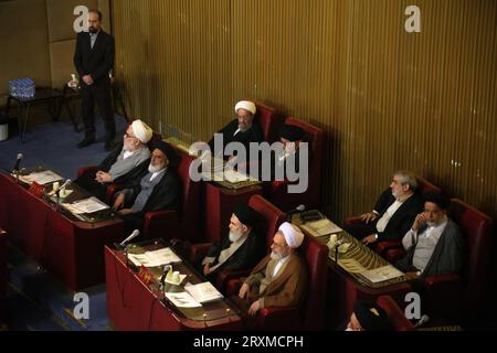 Teheran, Iran. September 2023 26. Mitglieder der iranischen einflussreichen Expertenversammlung nehmen an einer Sitzung im alten iranischen Parlamentsgebäude in der Innenstadt von Teheran Teil. Die Sachverständigenversammlung im Iran ist ein Leitungsorgan, das sich aus 88 Mitgliedern zusammensetzt, die vom Volk gewählt werden. Seine Hauptaufgabe besteht darin, den Obersten Führer Irans auszuwählen und zu überwachen. Quelle: ZUMA Press, Inc./Alamy Live News Stockfoto