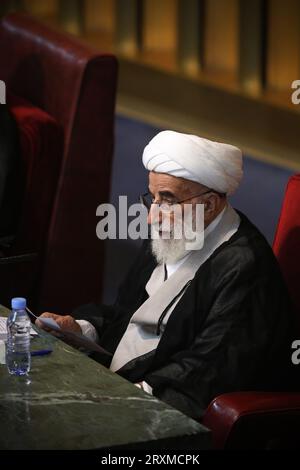 Teheran, Iran. September 2023 26. Ayatollah AHMAD JANNATI, Leiter der einflussreichen Expertenversammlung des Iran, spricht zu einer Sitzung im alten iranischen Parlamentsgebäude in der Innenstadt von Teheran. Die Sachverständigenversammlung im Iran ist ein Leitungsorgan, das sich aus 88 Mitgliedern zusammensetzt, die vom Volk gewählt werden. Seine Hauptaufgabe besteht darin, den Obersten Führer Irans auszuwählen und zu überwachen. Quelle: ZUMA Press, Inc./Alamy Live News Stockfoto