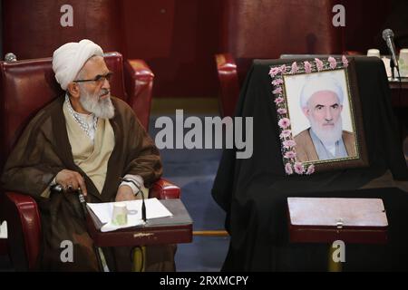 Teheran, Iran. September 2023 26. Ein Mitglied der iranischen einflussreichen Expertenversammlung nimmt an einer Sitzung im alten iranischen Parlamentsgebäude in der Innenstadt von Teheran Teil. Die Sachverständigenversammlung im Iran ist ein Leitungsorgan, das sich aus 88 Mitgliedern zusammensetzt, die vom Volk gewählt werden. Seine Hauptaufgabe besteht darin, den Obersten Führer Irans auszuwählen und zu überwachen. Quelle: ZUMA Press, Inc./Alamy Live News Stockfoto