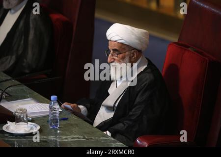 Teheran, Iran. September 2023 26. Ayatollah AHMAD JANNATI, Leiter der einflussreichen Expertenversammlung des Iran, spricht zu einer Sitzung im alten iranischen Parlamentsgebäude in der Innenstadt von Teheran. Die Sachverständigenversammlung im Iran ist ein Leitungsorgan, das sich aus 88 Mitgliedern zusammensetzt, die vom Volk gewählt werden. Seine Hauptaufgabe besteht darin, den Obersten Führer Irans auszuwählen und zu überwachen. Quelle: ZUMA Press, Inc./Alamy Live News Stockfoto