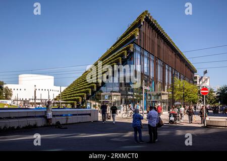 Das Koe-Bogen II-Gebäude mit seiner grünen Fassade, Ingenhovental, Gustaf-Gruendgens-Platz, im Hintergrund das Schauspielhaus, Düsseldorf Stockfoto