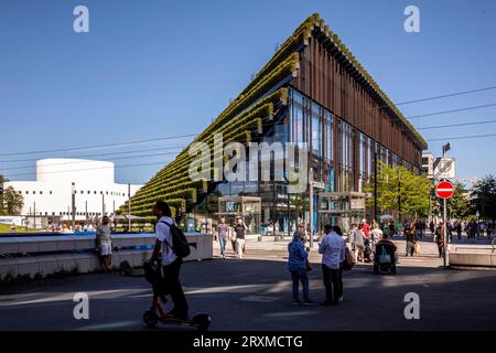 Das Koe-Bogen II-Gebäude mit seiner grünen Fassade, Ingenhovental, Gustaf-Gruendgens-Platz, im Hintergrund das Schauspielhaus, Düsseldorf Stockfoto