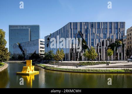 Der Gebäudekomplex Koe-Bogen von Architekt Daniel Libeskind, im Hintergrund das Dreischeibenhaus, schwimmendes Logo für die Invictus Games 20 Stockfoto