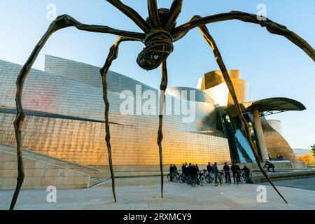 BILBAO, SPANIEN-18. DEZEMBER 2021: Reiseziele in Bilbao, Spanien. Spider von Louise Bourgeois. Skulptur gefunden im Guggenheim Museum von Bilbao, S Stockfoto