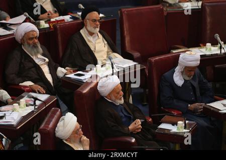 Teheran, Iran. September 2023 26. Mitglieder der iranischen einflussreichen Expertenversammlung nehmen an einer Sitzung im alten iranischen Parlamentsgebäude in der Innenstadt von Teheran Teil. Die Sachverständigenversammlung im Iran ist ein Leitungsorgan, das sich aus 88 Mitgliedern zusammensetzt, die vom Volk gewählt werden. Seine Hauptaufgabe besteht darin, den Obersten Führer Irans auszuwählen und zu überwachen. Quelle: ZUMA Press, Inc./Alamy Live News Stockfoto