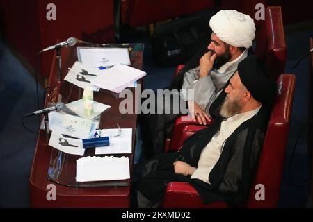 Teheran, Iran. September 2023 26. Mitglieder der iranischen einflussreichen Expertenversammlung nehmen an einer Sitzung im alten iranischen Parlamentsgebäude in der Innenstadt von Teheran Teil. Die Sachverständigenversammlung im Iran ist ein Leitungsorgan, das sich aus 88 Mitgliedern zusammensetzt, die vom Volk gewählt werden. Seine Hauptaufgabe besteht darin, den Obersten Führer Irans auszuwählen und zu überwachen. Quelle: ZUMA Press, Inc./Alamy Live News Stockfoto